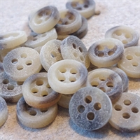 brun-beige-marmorerede-matte-plastiknapper-fire-huller-retroknapper